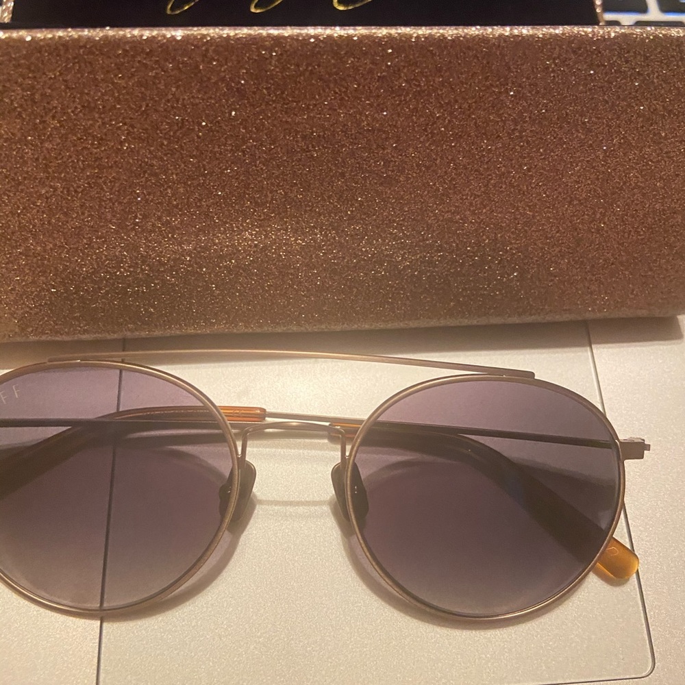 Jessie James decker diff sunglasses